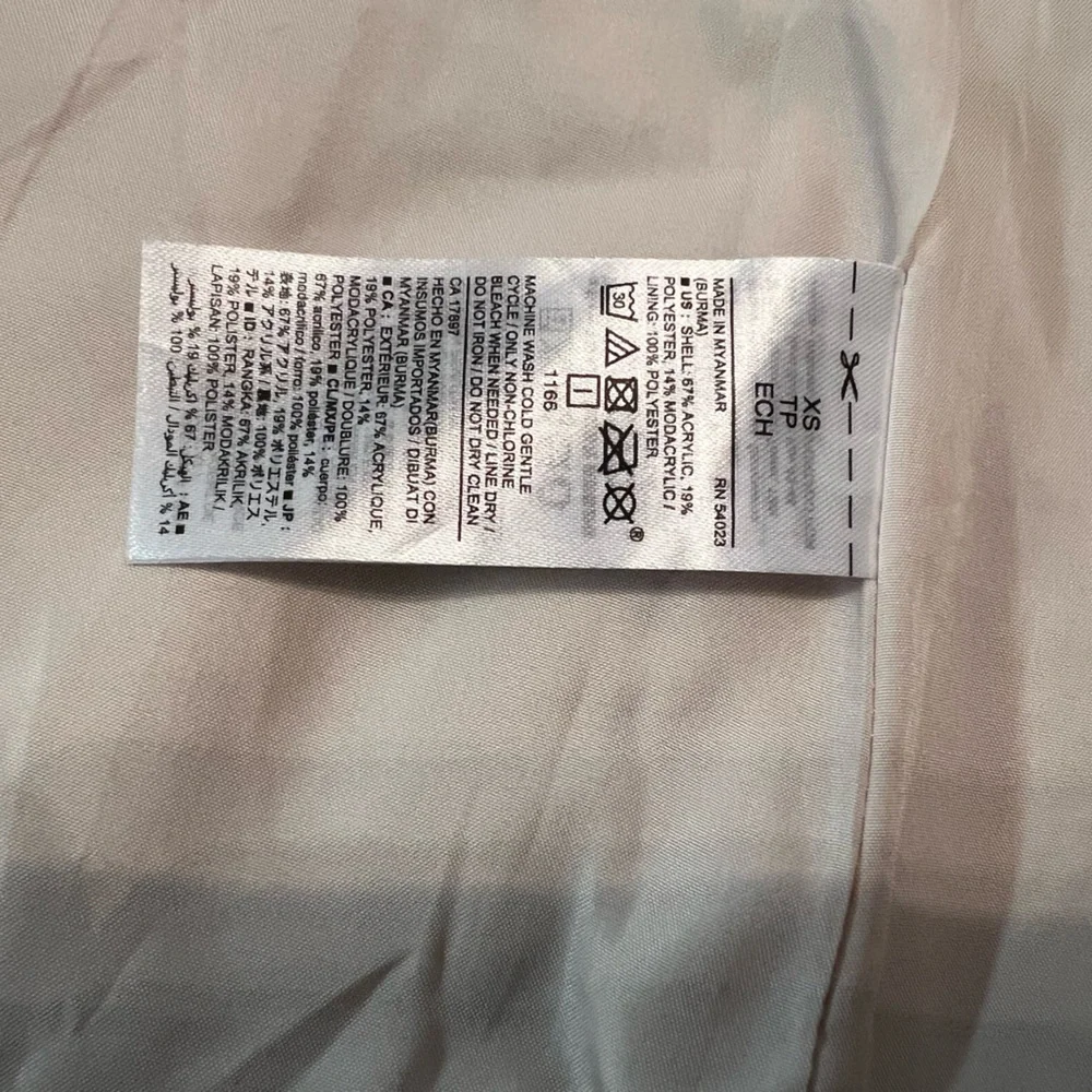 🎉HP🎉 Old Navy Faux Fur Vest - LIKE NEW CONDITION! - Picture 6 of 6